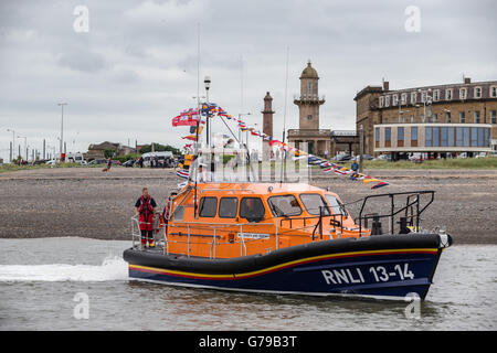 Fleetwood, UK. 26. Juni 2016. Kenneth James Pierpoint, ein neues State-of-the-Art Shannon Class Rettungsboot kommt in Fleetwood Lancashire, der 27 Jahre alte Tyne Klasse Boot, William Street zu ersetzen. Bildnachweis: Michael Buddle/Alamy Live-Nachrichten Stockfoto