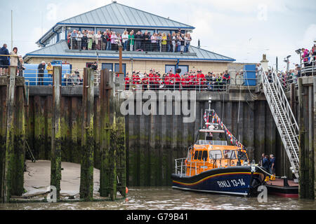 Fleetwood, UK. 26. Juni 2016. Kenneth James Pierpoint, ein neues State-of-the-Art Shannon Class Rettungsboot kommt bei Rettungsstation Fleetwood, Lancashire, der 27-jährige Tyne Klasse Boot, der William Street zu ersetzen. Bildnachweis: Michael Buddle/Alamy Live-Nachrichten Stockfoto