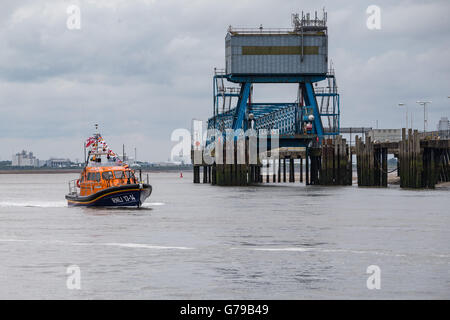 Fleetwood, UK. 26. Juni 2016. Kenneth James Pierpoint, ein neues State-of-the-Art Shannon Class Rettungsboot kommt in Fleetwood Lancashire, der 27 Jahre alte Tyne Klasse Boot, William Street zu ersetzen. Bildnachweis: Michael Buddle/Alamy Live-Nachrichten Stockfoto