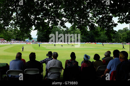 Arundel West Sussex UK 26. Juni 2016 - Zuschauer auf dem Arundel Castle Cricket Ground genießen das warme sonnige Wetter und das T20 Blast Spiel zwischen Sussex Haie und Gloucestershire heute, nachdem die Abstimmung auf die Europäische Union verlassen Großbritannien verlassen hat vergossen Credit: Simon Dack/Alamy Live News Stockfoto