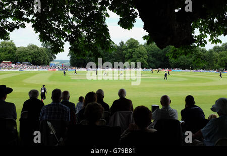 Arundel West Sussex UK 26. Juni 2016 - Zuschauer auf dem Arundel Castle Cricket Ground genießen das warme sonnige Wetter und das T20 Blast Spiel zwischen Sussex Haie und Gloucestershire heute, nachdem die Abstimmung auf die Europäische Union verlassen Großbritannien verlassen hat vergossen Credit: Simon Dack/Alamy Live News Stockfoto