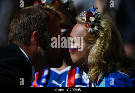 Lille, Frankreich. 26. Juni 2016. Fans der Slowakei Kuss vor der Euro 2016 Runde 16 Fußballspiel zwischen Deutschland und der Slowakei in Lille, Frankreich, 26. Juni 2016. © Tao Xiyi/Xinhua/Alamy Live-Nachrichten Stockfoto