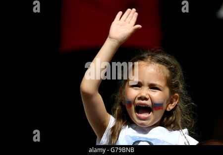 Lille, Frankreich. 26. Juni 2016. Ein Fan von Slowakei jubelt vor die Euro 2016 Runde 16 Fußballspiel zwischen Deutschland und der Slowakei in Lille, Frankreich, 26. Juni 2016. © Tao Xiyi/Xinhua/Alamy Live-Nachrichten Stockfoto