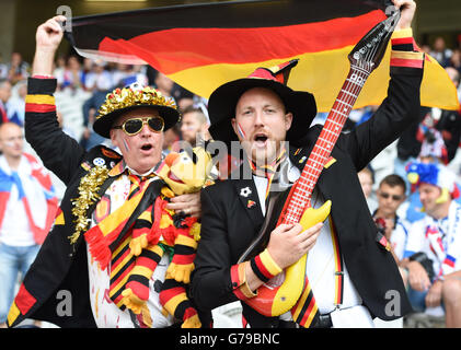 Lille, Frankreich. 26. Juni 2016. Fans von Deutschland jubeln vor der Euro 2016 Runde 16 Fußballspiel zwischen Deutschland und der Slowakei in Lille, Frankreich, 26. Juni 2016. © Tao Xiyi/Xinhua/Alamy Live-Nachrichten Stockfoto