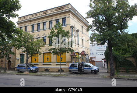 Leipzig, Deutschland. 26. Juni 2016. Mitglieder der deutschen Polizei vor das Clubhaus des Motorradclubs Hells Angels in Leipzig, Deutschland, 26. Juni 2016 stehen. Polizeiliche Ermittlungen sind laufen auf Hochtouren, nachdem eine Person getötet wurde und zwei weitere wurden verletzt in einer Schießerei, die angezeigt wird, auf Motorrad-Club Kreisen bezogen werden. Foto: SEBASTIAN WILLNOW/Dpa/Alamy Live News Stockfoto