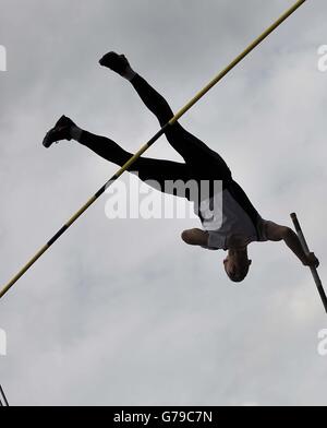 Birmingham, Vereinigtes Königreich. 26. Juni 2016. Mens Stabhochsprung. Silhouette. Britische Meisterschaften. Alexander-Stadion. Birmingham. VEREINIGTES KÖNIGREICH. 26.06.2016. Bildnachweis: Sport In Bilder/Alamy Live-Nachrichten Stockfoto