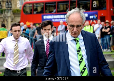 Konservative MP Peter Bone am College Green am Tag nach dem EU-Referendum; gefolgt von Jolyon Rubinstein & Heydon Prowse. Stockfoto