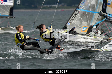 Kiel, Deutschland. 26. Juni 2016. 49 FX Klassensieger Tina Lutz (L) und Susann Beucke in Aktion bei der Kieler Woche in Kiel, Deutschland, 26. Juni 2016. Die jährlichen Kieler-Woche läuft vom 18. Juni bis 26. Juni 2016, das größte Segelsportereignis der Welt mit rund 4000 Segelboote Teilnehmern im Jahr 2016. Foto: CARSTEN REHDER/Dpa/Alamy Live News Stockfoto