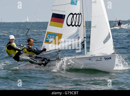 Kiel, Deutschland. 26. Juni 2016. 470 Klassensieger Ferdinand Gerz und Oliver Szymanski (L) in Aktion bei der Kieler Woche in Kiel, Deutschland, 26. Juni 2016. Die jährlichen Kieler-Woche läuft vom 18. Juni bis 26. Juni 2016, das größte Segelsportereignis der Welt mit rund 4000 Segelboote Teilnehmern im Jahr 2016. Foto: CARSTEN REHDER/Dpa/Alamy Live News Stockfoto