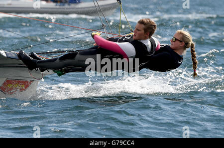 Kiel, Deutschland. 26. Juni 2016. Ann Kristin (R) und Pia Sophie Wedemeyer in Aktion während der 49 FX Rennen bei der Kieler Woche in Kiel, Deutschland, 26. Juni 2016. Die jährlichen Kieler-Woche läuft vom 18. Juni bis 26. Juni 2016, das größte Segelsportereignis der Welt mit rund 4000 Segelboote Teilnehmern im Jahr 2016. Foto: CARSTEN REHDER/Dpa/Alamy Live News Stockfoto