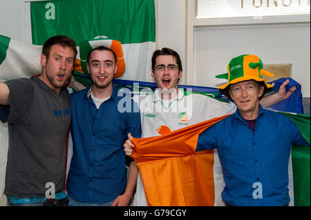 Skibbereen, West Cork, Irland. 26. Juni 2016. Irland-fans Shane Fitzpatrick, Skibbereen; Cillian Hunt, Clonakilty; Damien Burke, Skibbereen und Stuart Sutcliffe, Skibbereen, waren wurden in großen Stimme vor Irland Vs Frankreich-Spiel im Eldon Hotel in Skibbereen in 2016 Euro beobachten. Bildnachweis: Andy Gibson/Alamy Live-Nachrichten. Stockfoto