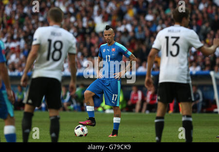 Lille, Frankreich. 26. Juni 2016. Marek Hamsik(C) der Slowakei reagiert während der Euro 2016 rund 16 Fußballspiel zwischen Deutschland und der Slowakei in Lille, Frankreich, 26. Juni 2016. Bildnachweis: Zhang Fan/Xinhua/Alamy Live-Nachrichten Stockfoto