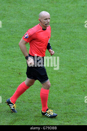 Lille, Frankreich. 26. Juni 2016. Schiedsrichter Szymon Marciniak von Polen während der UEFA EURO 2016 der 16. Spieltag Fußball-match zwischen Deutschland und der Slowakei im Pierre Mauroy Stadium in Lille, Frankreich, 26. Juni 2016. Foto: Peter Kneffel/Dpa/Alamy Live News Stockfoto