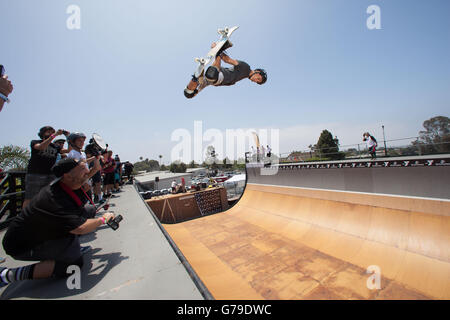 San Diego, CA, USA. 25. Juni 2016. An einem sonnigen Samstag Kreuz jung und alt stellte sich heraus, für die 10. jährlichen Zusammenstoß auf Clairemont.There ein Skateboarder war, sowie einen Hochsprung-Wettbewerb, half-Pipe-Demo, Schwimmbad Reiten, live-Musik, alles zum Vorteil der lokalen YMCA, und der Mahlgrad für wohltätige Zwecke Leben. Einheimische und Skateboarding Legenden stellte sich heraus zu um helfen, die Ursache zu unterstützen. Zusammengestellt von Skating Legende Andy MacDonald.Andy hatte ein paar Freunde einschließlich legendären Skater Tony Hawk, Bob Burnquist, Lincoln Ueda, Ryan Sheckler und vieles mehr. Bildnachweis: Daren Fentiman/ZUMA Draht/Alamy Live-Nachrichten Stockfoto