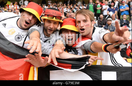 Lille, Frankreich. 26. Juni 2016. Unterstützer von Deutschland stellen nach der UEFA EURO 2016 Runde von 16 Fußballspiel zwischen Deutschland und der Slowakei im Pierre Mauroy Stadium in Lille, Frankreich, 26. Juni 2016. Foto: Arne Dedert/Dpa/Alamy Live-Nachrichten Stockfoto