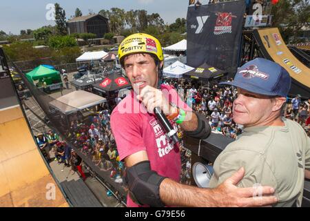 San Diego, CA, USA. 25. Juni 2016. An einem sonnigen Samstag Kreuz jung und alt stellte sich heraus, für die 10. jährlichen Zusammenstoß auf Clairemont.There ein Skateboarder war, sowie einen Hochsprung-Wettbewerb, half-Pipe-Demo, Schwimmbad Reiten, live-Musik, alles zum Vorteil der lokalen YMCA, und der Mahlgrad für wohltätige Zwecke Leben. Einheimische und Skateboarding Legenden stellte sich heraus zu um helfen, die Ursache zu unterstützen. Zusammengestellt von Skating Legende Andy MacDonald.Andy hatte ein paar Freunde einschließlich legendären Skater Tony Hawk, Bob Burnquist, Lincoln Ueda, Ryan Sheckler und vieles mehr. Sehen Sie hier Veranstalter Skater Andy MacDonald, mit Mike Rogers (Credi Stockfoto