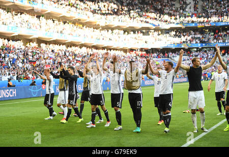 Lille, Frankreich. 26. Juni 2016. Deutschlands Spieler Welle nach der UEFA EURO 2016 Runde von 16 Fußballspiel zwischen Deutschland und der Slowakei im Pierre Mauroy Stadium in Lille, Frankreich, 26. Juni 2016. Foto: Arne Dedert/Dpa/Alamy Live-Nachrichten Stockfoto