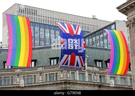 London, UK. 26. Juni 2016. Regenbogenfahnen auf der Oxford Street zum Pride in London Credit: Paul Brown/Alamy Live News Stockfoto