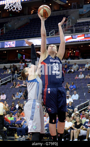 Washington, DC, USA. 26. Juni 2016. 20160626 - Washington Mystics zentrieren EMMA MEESSEMAN (33) Resultate über Minnesota Lynx Wache LINDSAY WHALEN (13) in der ersten Hälfte im Verizon Center in Washington. © Chuck Myers/ZUMA Draht/Alamy Live-Nachrichten Stockfoto