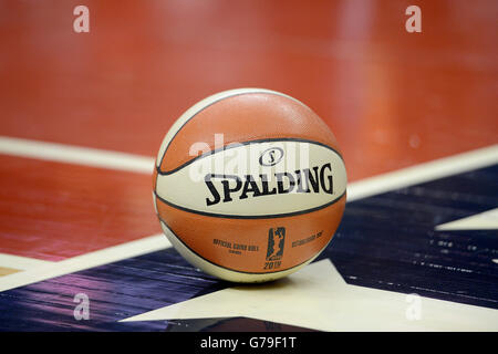 Washington, DC, USA. 26. Juni 2016. 20160626 - ein Basketball WNBA sitzt auf der Grundlinie in der ersten Hälfte zwischen Washington Mystiker und Minnesota Lynx im Verizon Center in Washington. © Chuck Myers/ZUMA Draht/Alamy Live-Nachrichten Stockfoto