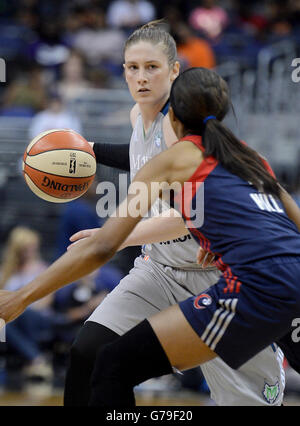 Washington, DC, USA. 26. Juni 2016. 20160626 - Minnesota Lynx bewachen LINDSAY WHALEN (13) dribbelt gegen Washington Mystics Garde TAYLER HILL (4) in der zweiten Hälfte im Verizon Center in Washington. © Chuck Myers/ZUMA Draht/Alamy Live-Nachrichten Stockfoto