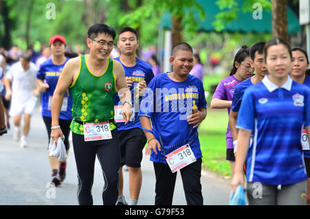 Bangkok, Thailand. 26. Juni 2016. Nicht identifizierte Marathonläufer laufen für The Blind # 2, helfen die Blinden, wie normaler Mensch am 26. Juni 2016 laufen zu können Bangkok, Thailand. Bildnachweis: Chatchai Somwat/Alamy Live-Nachrichten Stockfoto