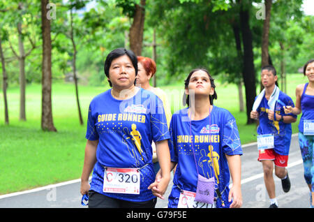 Bangkok, Thailand. 26. Juni 2016. Nicht identifizierte Marathonläufer laufen für The Blind # 2, helfen die Blinden, wie normaler Mensch am 26. Juni 2016 laufen zu können Bangkok, Thailand. Bildnachweis: Chatchai Somwat/Alamy Live-Nachrichten Stockfoto