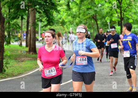 Bangkok, Thailand. 26. Juni 2016. Nicht identifizierte Marathonläufer laufen für The Blind # 2, helfen die Blinden, wie normaler Mensch am 26. Juni 2016 laufen zu können Bangkok, Thailand. Bildnachweis: Chatchai Somwat/Alamy Live-Nachrichten Stockfoto