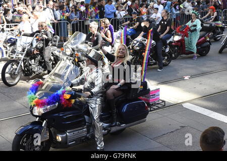 San Francisco, USA. 26. Juni 2016. Jennifer Canale (Mitte) findet ein Selbstporträt auf der 46. San Francisco LGBT Pride Parade. Stockfoto