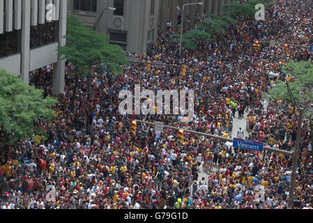 Masse Verpackung der Straße vor der Cleveland Cavaliers Championship Parade Stockfoto