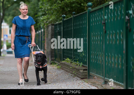 Berlin, Deutschland. 22. Juni 2016. Blinde Silke Rauterberg und ihrem Labrador Blindenhund in Berlin, Deutschland, 22. Juni 2016. Foto: KLAUS-DIETMAR GABBERT/Dpa/Alamy Live News Stockfoto