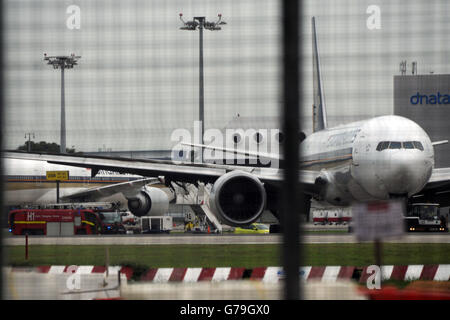 Singapur. 27. Juni 2016. Foto aufgenommen am 27. Juni 2016 zeigt Singapore Airlines (SIA) Flug SQ368 mit seinen verbrannten rechten Flügel am Singapore Changi Airport. Singapore Airlines (SIA) Flug Feuer fing, während die Notlandung am Flughafen Changi am Montagmorgen, berichteten lokale Medien. © Dahin Chih Wey/Xinhua/Alamy Live-Nachrichten Stockfoto