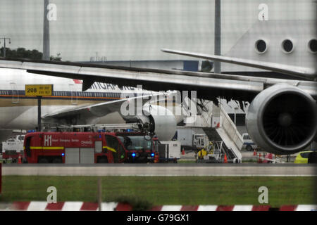 Singapur. 27. Juni 2016. Foto aufgenommen am 27. Juni 2016 zeigt Singapore Airlines (SIA) Flug SQ368 mit seinen verbrannten rechten Flügel am Singapore Changi Airport. Singapore Airlines (SIA) Flug Feuer fing, während die Notlandung am Flughafen Changi am Montagmorgen, berichteten lokale Medien. © Dahin Chih Wey/Xinhua/Alamy Live-Nachrichten Stockfoto