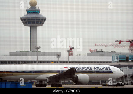 Singapur. 27. Juni 2016. Foto aufgenommen am 27. Juni 2016 zeigt Singapore Airlines (SIA) Flug SQ368 mit seinen verbrannten rechten Flügel am Singapore Changi Airport. Singapore Airlines (SIA) Flug Feuer fing, während die Notlandung am Flughafen Changi am Montagmorgen, berichteten lokale Medien. © Dahin Chih Wey/Xinhua/Alamy Live-Nachrichten Stockfoto