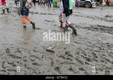 Glastonbury Festival 2016 hat die schlimmsten Schlamm in der Geschichte des Festivals gesehen, aber die Party ging weiter, da die Festivalbesucher auf ihren Wellie-Stiefeln und geweitermacht wird unabhängig davon Stockfoto