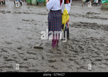 Glastonbury Festival 2016 hat die schlimmsten Schlamm in der Geschichte des Festivals gesehen und einige unglückliche Festivalbesucher tatsächlich verloren ihre Stiefel in den tiefen klebrigen Schlamm Stockfoto