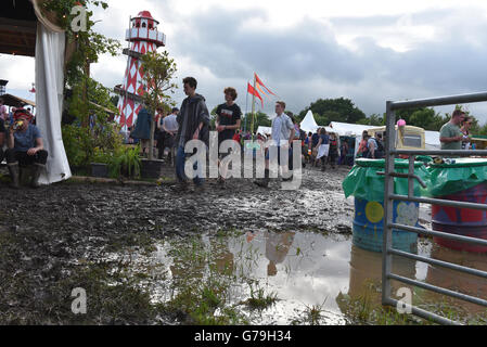 Glastonbury Festival 2016 hat die schlimmsten Schlamm in der Geschichte des Festivals gesehen, aber die Party ging weiter, da die Festivalbesucher auf ihren Wellie-Stiefeln und geweitermacht wird unabhängig davon Stockfoto