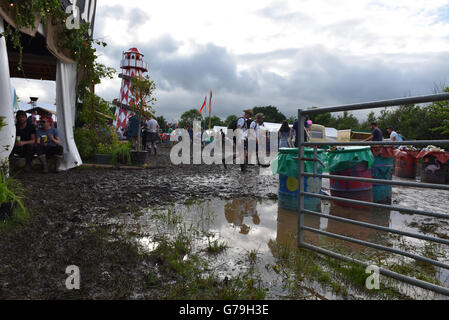 Glastonbury Festival 2016 hat die schlimmsten Schlamm in der Geschichte des Festivals gesehen, aber die Party ging weiter, da die Festivalbesucher auf ihren Wellie-Stiefeln und geweitermacht wird unabhängig davon Stockfoto