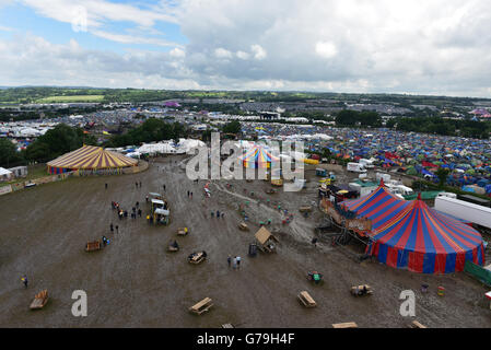 Glastonbury Festival 2016 hat die schlimmsten Schlamm in der Geschichte des Festivals gesehen und die Aussicht von der Spitze des Turmes Band zeigt, wie die grünen Felder in ein Meer von Schlamm verwandelt haben Stockfoto