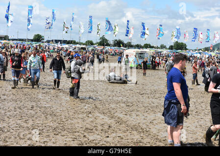 Glastonbury Festival 2016 hat die schlimmsten Schlamm in der Geschichte des Festivals gesehen, aber die Party ging weiter, da die Festivalbesucher auf ihren Wellie-Stiefeln und geweitermacht wird unabhängig davon Stockfoto