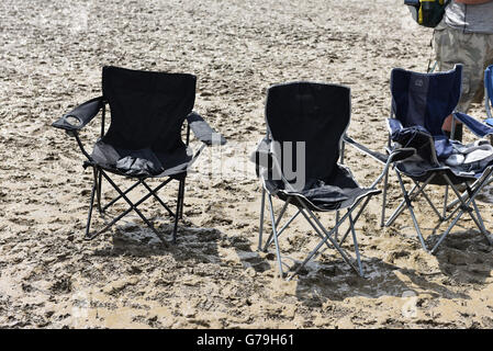 Glastonbury Festival 2016 hat gesehen der schlimmste Schlamm in der Geschichte des Festivals Stühle platziert im Schlamm Festivalbesucher erlaubt die Möglichkeit, sich zurückzulehnen und zu entspannen Stockfoto