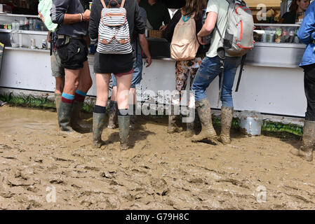 Glastonbury Festival 2016 hat die schlimmsten Schlamm in der Geschichte des Festivals gesehen aber einige Nachtschwärmer weigerte sich, das Wetter, sie schlagen zu lassen und trotzdem weitergemacht. Stockfoto