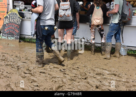 Glastonbury Festival 2016 hat die schlimmsten Schlamm in der Geschichte des Festivals gesehen, aber die Festivalbesucher auf ihren Wellie-Stiefeln und geweitermacht wird unabhängig davon Stockfoto