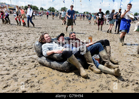 Glastonbury Festival 2016 hat die schlimmsten Schlamm in der Geschichte des Festivals gesehen aber einige Nachtschwärmer weigerte sich, das Wetter, sie schlagen zu lassen und trotzdem weitergemacht. Stockfoto