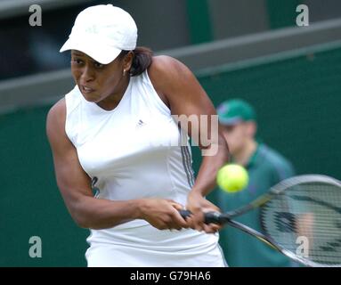 NUR ZUR REDAKTIONELLEN VERWENDUNG, NICHT ZUR VERWENDUNG AUF MOBILTELEFONEN Chanda Rubin aus den USA im Kampf gegen Silvia Farina Elia aus Italien bei den All England Lawn Tennis Championships in Wimbledon. Stockfoto