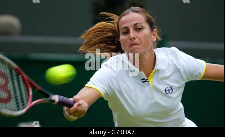 Silvia Farina Elia aus Italien im Einsatz gegen Chanda Rubin aus den USA bei den All England Lawn Tennis Championships in Wimbledon. Stockfoto