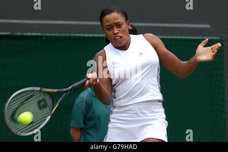 Chanda Rubin aus den USA im Einsatz gegen Silvia Farina Elia aus Italien bei den All England Lawn Tennis Championships in Wimbledon. Stockfoto