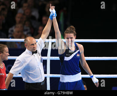 Die Engländerin Savannah Marshall feiert den Sieg gegen die kanadische Ariane Fortin (rot) beim Women's Middleweigh (69-75kg) Finale beim SSE Hydro während der Commonwealth Games 2014 in Glasgow. DRÜCKEN SIE VERBANDSFOTO. Bilddatum: Samstag, 2. August 2014. Siehe PA Story COMMONWEALTH Boxing. Bildnachweis sollte lauten: Peter Byrne/PA Wire. EINSCHRÄNKUNGEN: Keine kommerzielle Nutzung. Keine Videoemulation. Stockfoto