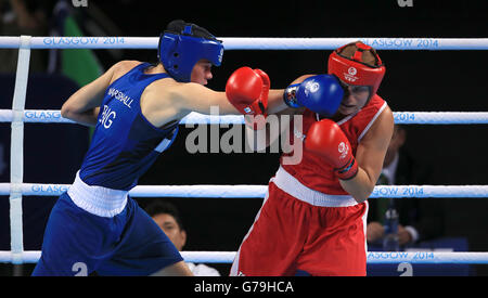 Englands Savannah Marshall (blau) im Einsatz gegen Kanadas Ariane Fortin (rot) im Women's Middleweigh (69-75kg) Finale beim SSE Hydro, während der Commonwealth Games 2014 in Glasgow. Stockfoto