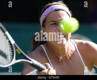 , NICHT FÜR DEN EINSATZ AUF HANDYS Jennifer Capriati aus den USA im Einsatz gegen Akiko Morigami aus Japan in der dritten Runde bei den All England Lawn Tennis Championships in Wimbledon. Stockfoto